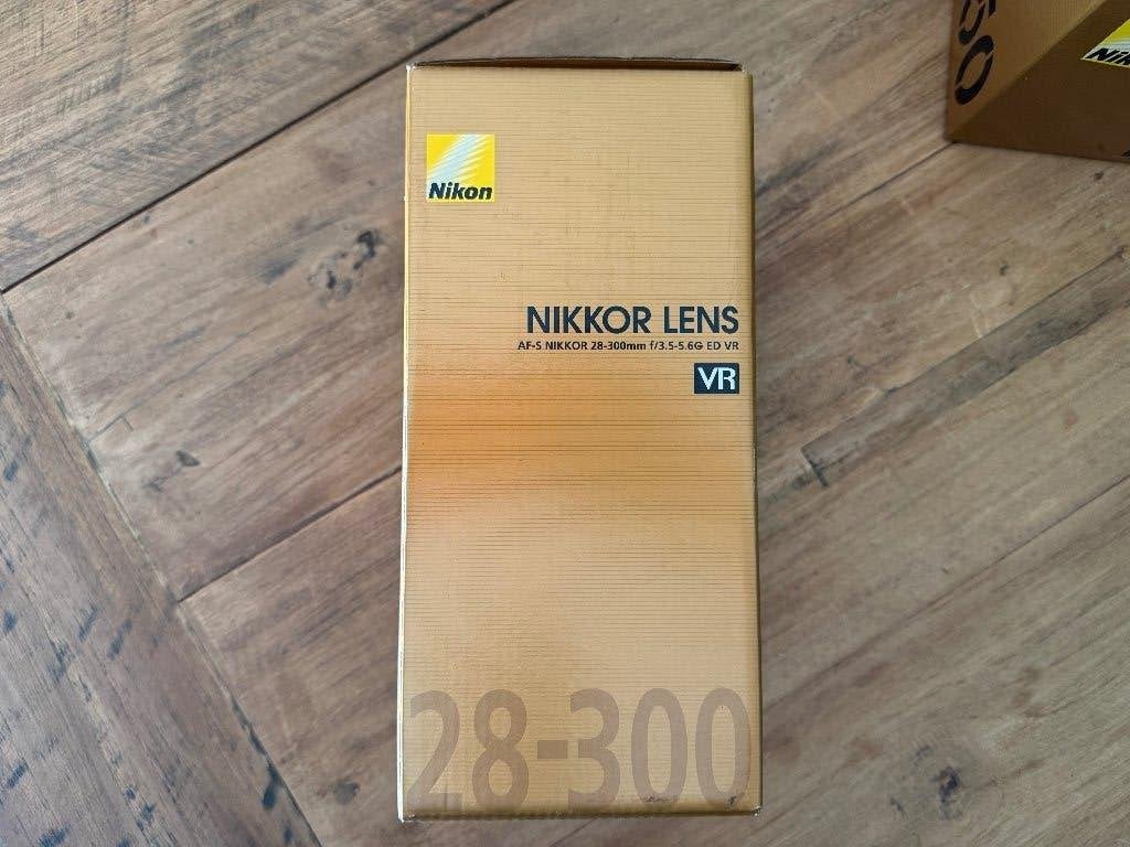 Nikon AF-S NIKKOR 28-300 mm f/3.5-5.6G ED VR - parfait état, TV, Hi-fi & Vidéo, Comme neuf, Enlèvement, Pare-soleil, Monture Nikon F