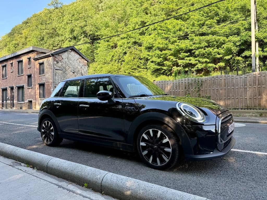 New Mini Cooper 5 portes 1.5A 136cv Classic Trim caméra AUT, Autos, Achat, Euro 6, Entretenue par le concessionnaire, 5 portes