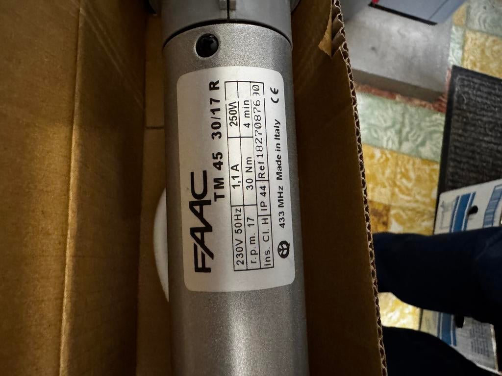 Moteur d'obturateur FAAC 2 pièces Nouveau, avec télécommande, Enlèvement, Comme neuf, Gris, Fonctionnement électrique