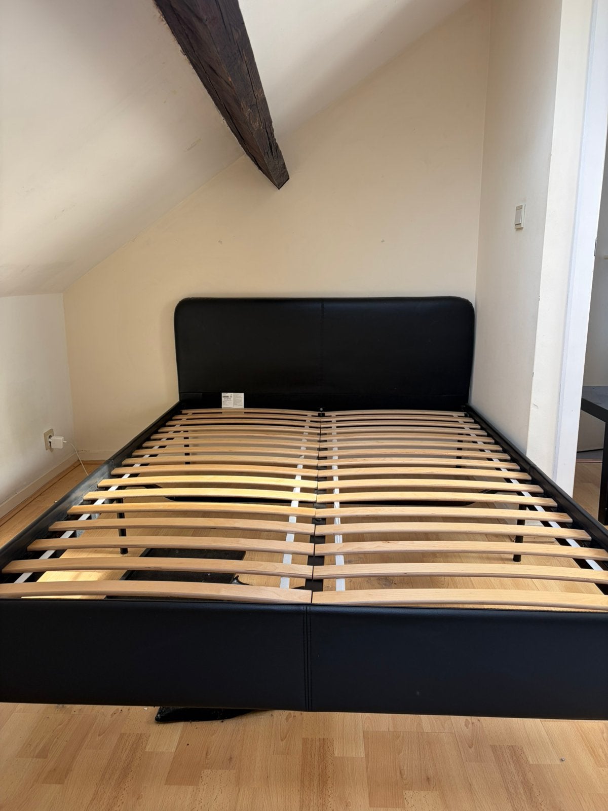 Lit IKEA SLATTUM 140x200 cm + matelas, Ophalen, Gebruikt, Zwart, Tweepersoons