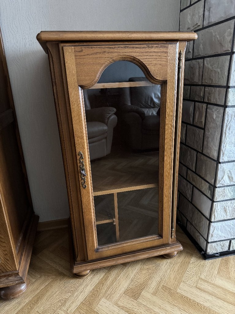 Eikenhouten vitrinekast met glazen deur en messing details, Avec porte(s), Enlèvement, Utilisé, 50 à 100 cm
