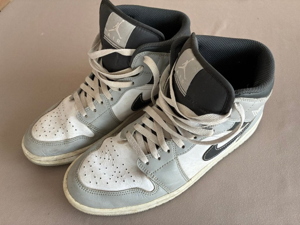 Nike Air Jordan 1 MID - grijs -wit - maat 43, Kleding | Heren, Wit, Ophalen of Verzenden, Zo goed als nieuw, Sneakers