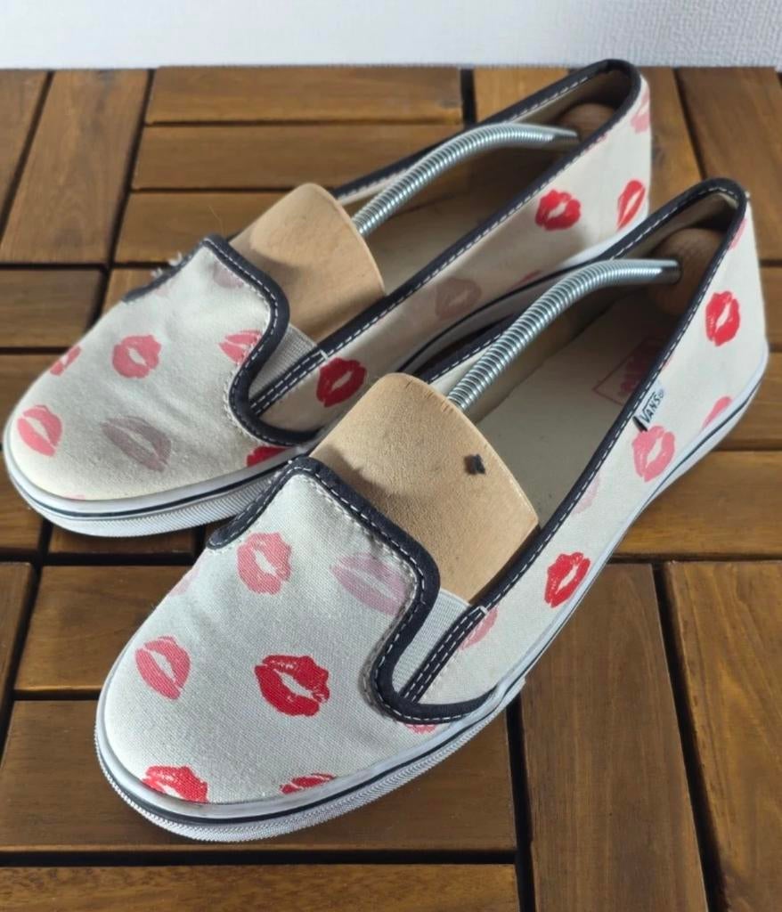 Vans Slip-On Lip Print • Chaussures blanches avec bisous rou, Enlèvement ou Envoi, Rouge, Sneakers et Baskets