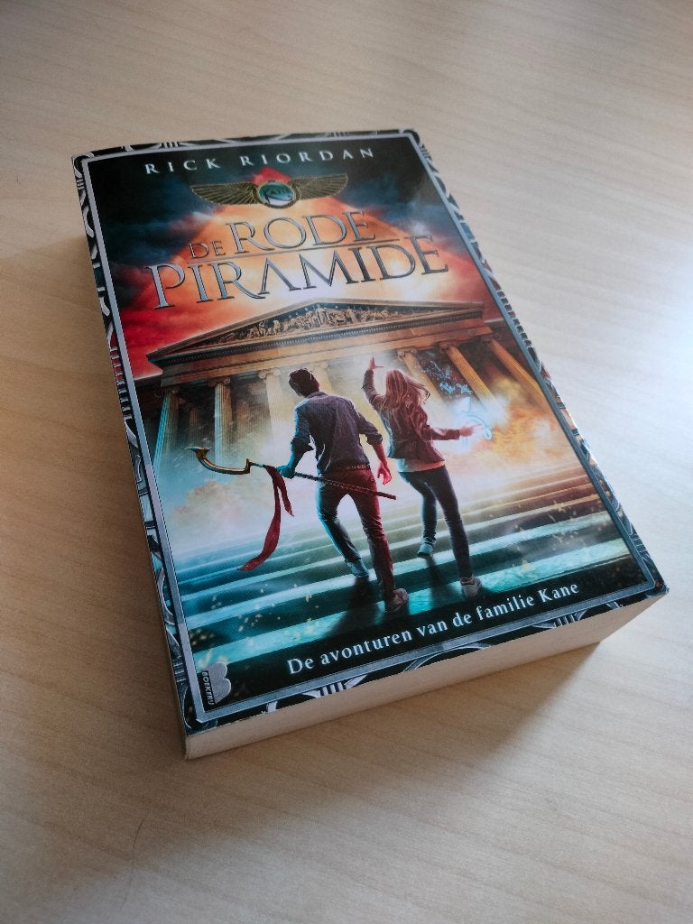 De Rode Piramide (De avonturen van de familie Kane deel 1), Boeken, Rick Riordan, Ophalen of Verzenden, Zo goed als nieuw, Fictie