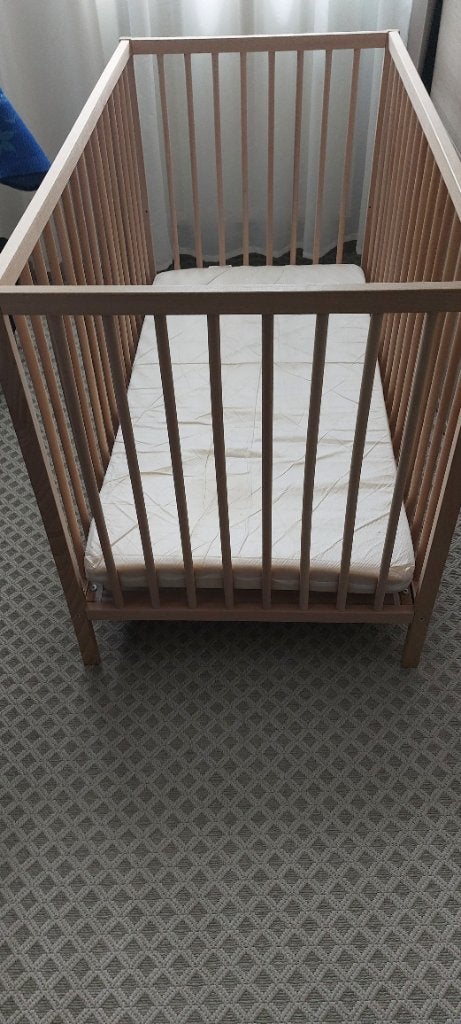 Lit bébé SNIGLAR IKEA avec MATELAS, Enfants & Bébés, Chambre d'enfant | Lits, Comme neuf, Moins de 140 cm, Moins de 70 cm, Sommier à lattes