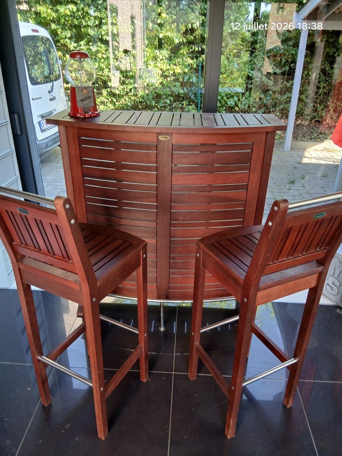 Bar en bois exotique (eucalyptus)
+ chaises hautes / livrais, Enlèvement