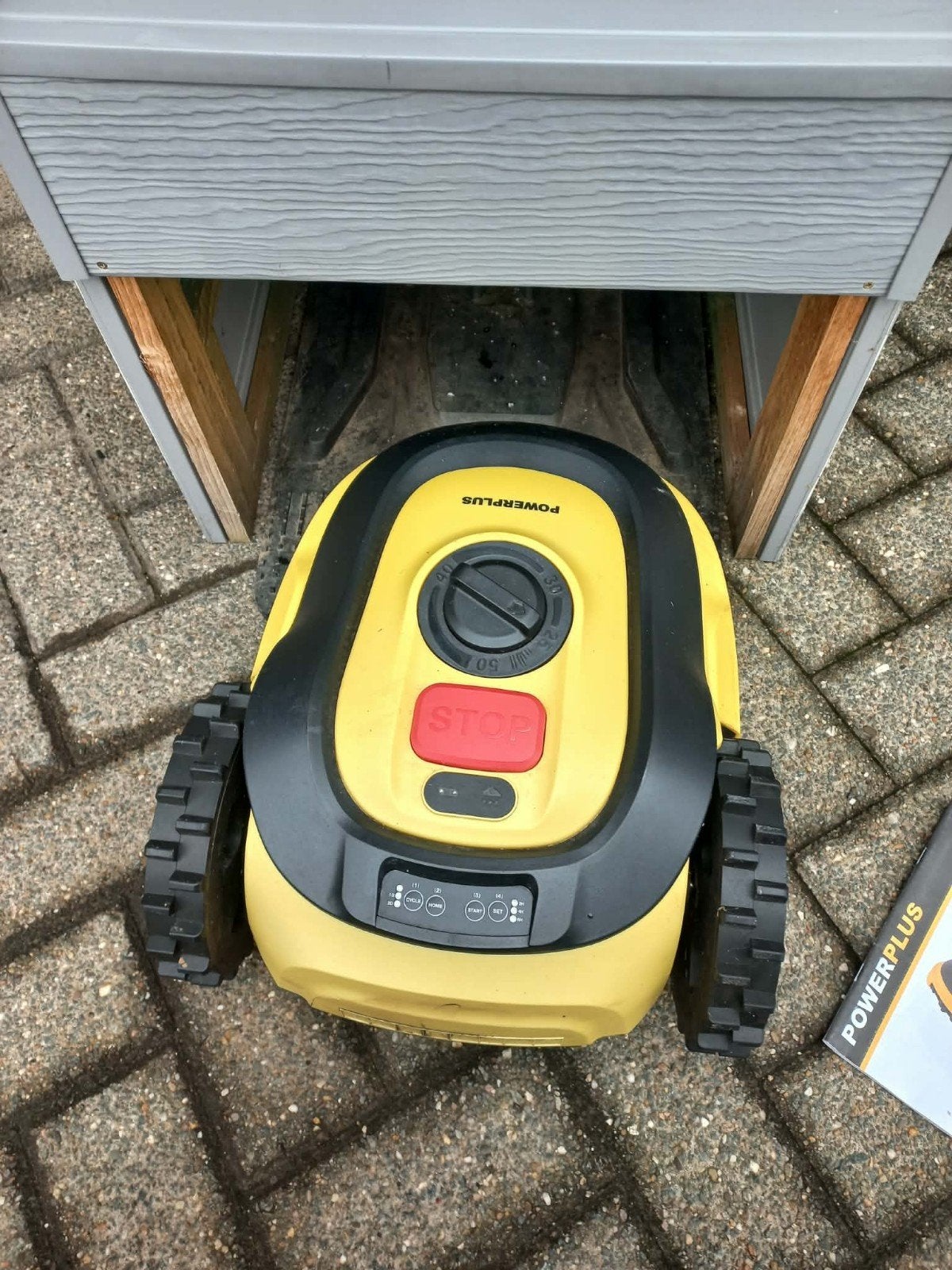 tondeuse à gazon robotisée + garage, Enlèvement, Utilisé, Powerplus, Avec capteur de pluie