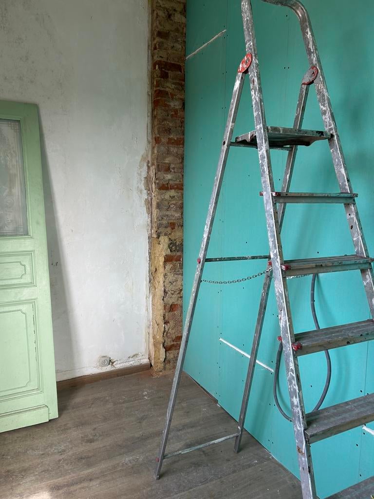 Chambre étudiant sur Charleroi, Bricolage & Construction, Échelles & Escaliers, Enlèvement ou Envoi, Comme neuf