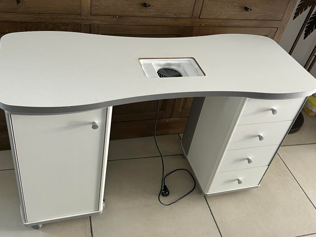 Manicure tafel met afzuigsysteem, Ophalen, Zo goed als nieuw