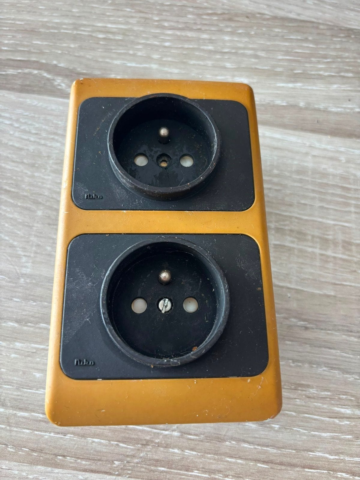 Niko oud type stopcontact aarding dubbel verticaal. Compleet, Doe-het-zelf en Bouw, Elektriciteit en Kabels, Ophalen of Verzenden