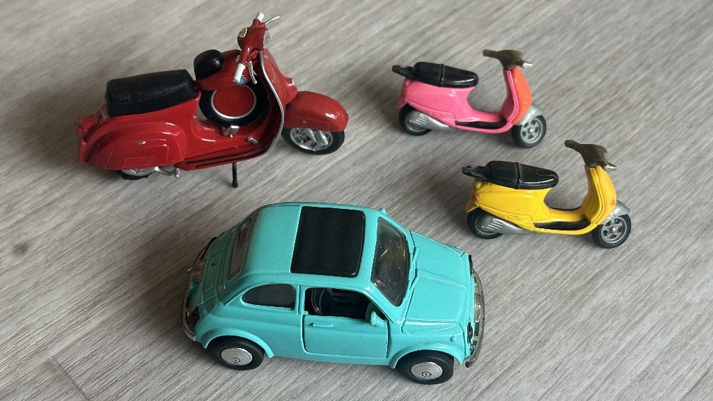 Bel ensemble Italien "FIAT 500" 1:32  + 3 "VESPA"  - 10€, Hobby & Loisirs créatifs, Enlèvement ou Envoi, Neuf, Voiture, SIKU