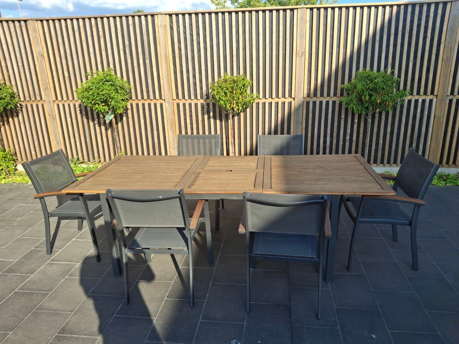 tuitafel met stoelen, Ophalen