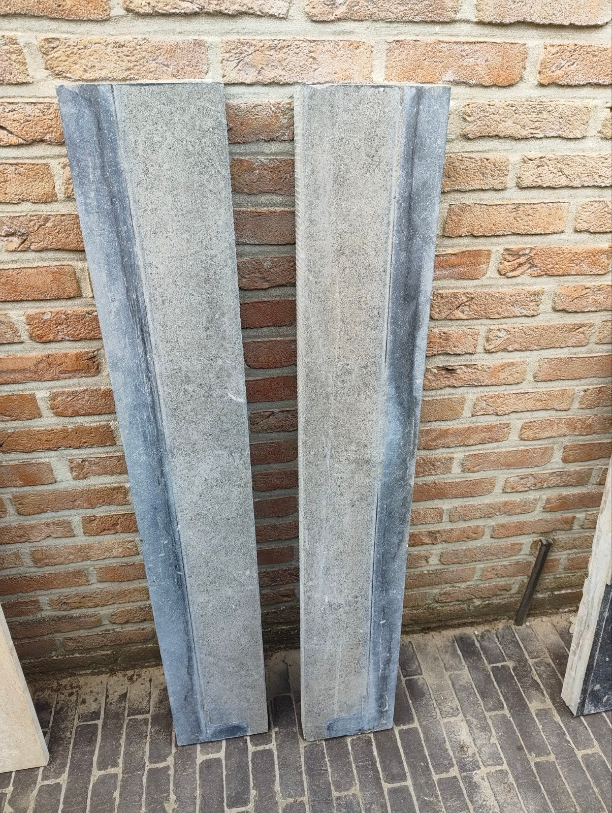 2 rebords de fenêtre en pierre bleue belge solide (Bluestone, 75 à 150 cm, Enlèvement, Utilisé, Autres types