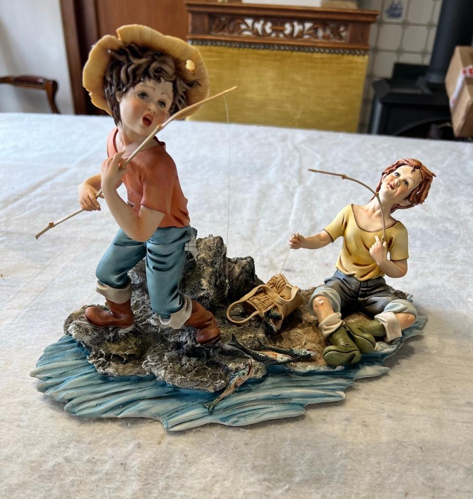 Antiek Porselein - Capodimonte Cortese Beeld Vissen Fishing, Antiek en Kunst, Groep mensen, Handgemaakt, Minder dan 20 cm, Ophalen of Verzenden