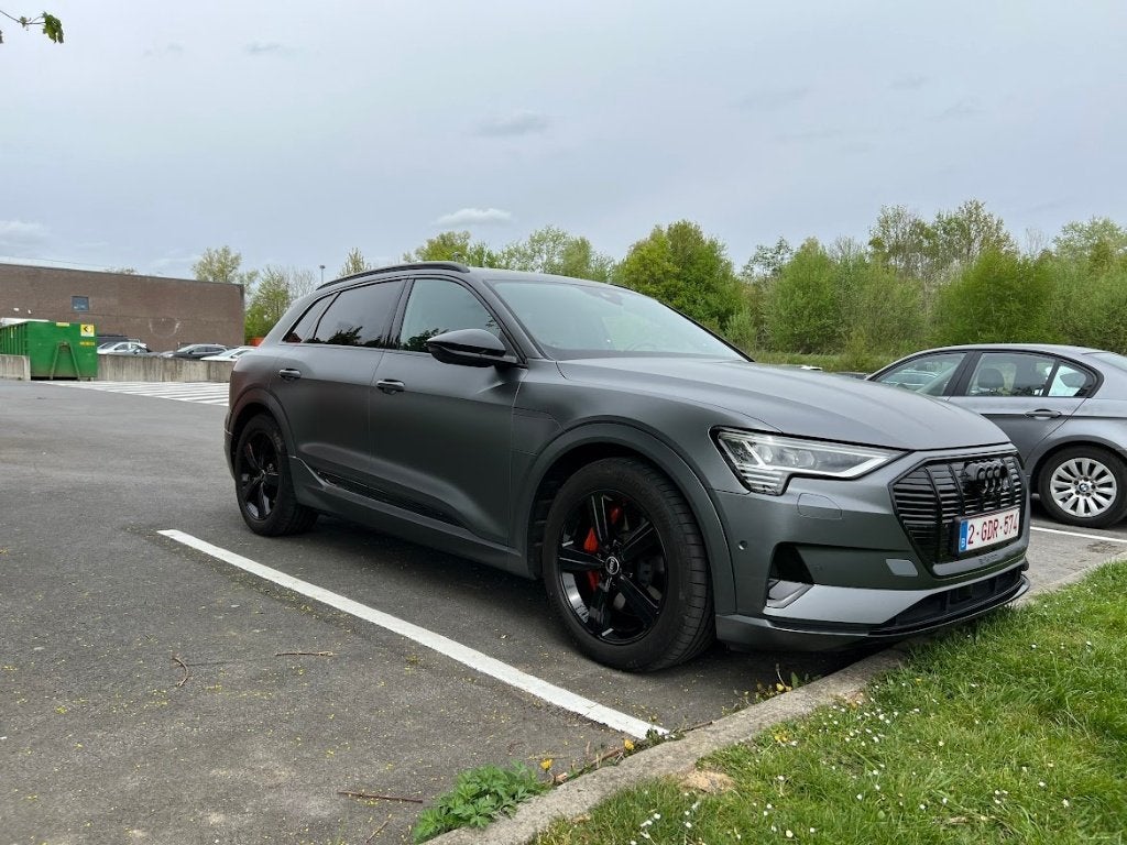 Audi e-tron 55 quattro – B&O – Matgrijze wrap - 408 pk, Auto's, Automaat, 4x4, Leder, Elektrisch