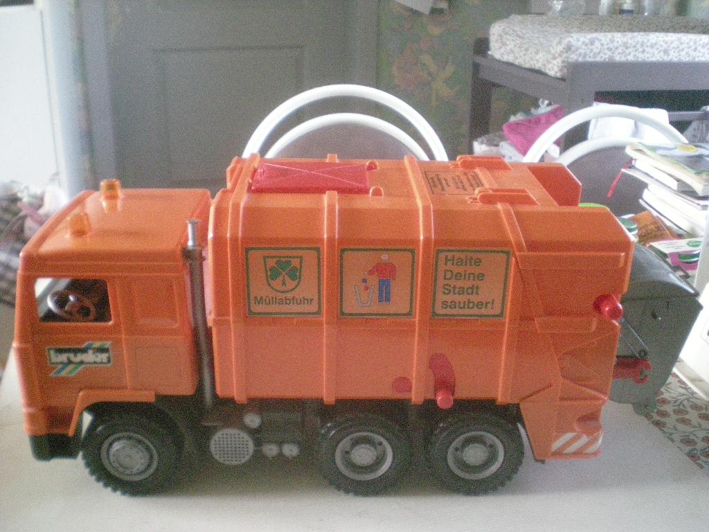 vuilniswagen bruder oranje, Kinderen en Baby's, Speelgoed |Speelgoedvoertuigen, Ophalen of Verzenden, Zo goed als nieuw