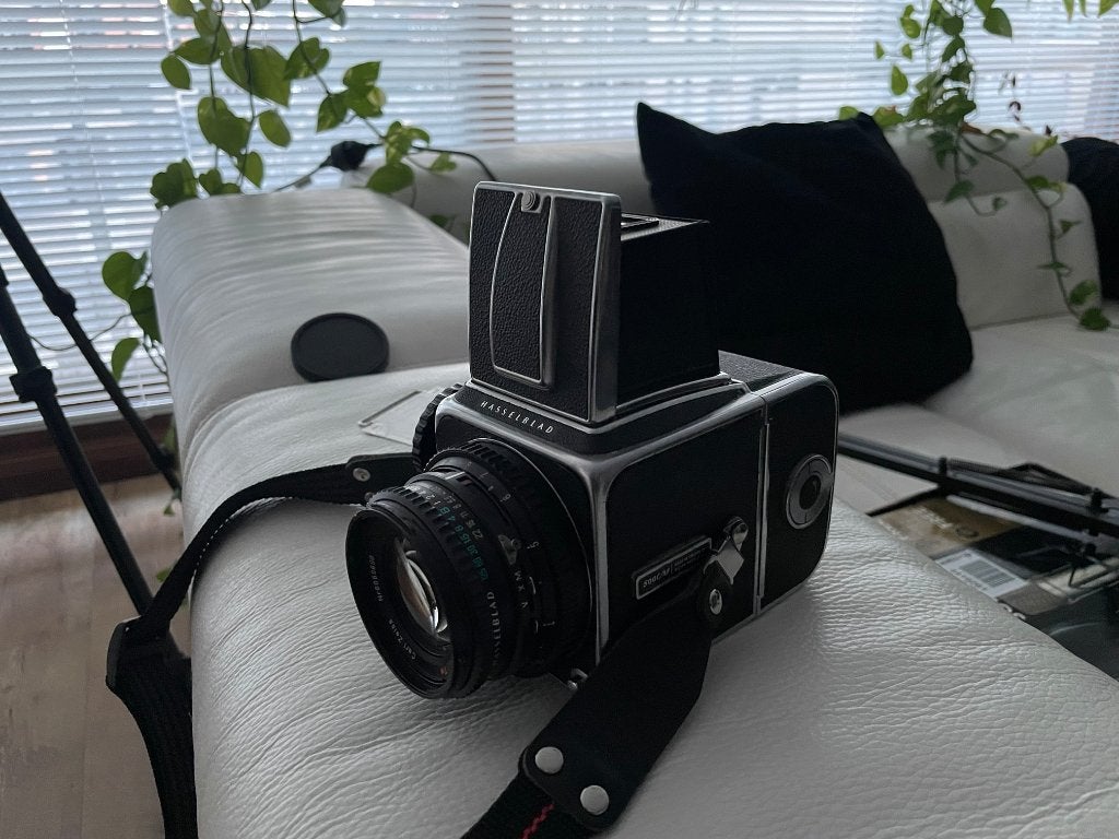 Hasselblad 500C/M chrome + Zeiss Planar 80mm f/2.8 T*, TV, Hi-fi & Vidéo, Enlèvement ou Envoi, Utilisé, Reflex miroir, Autres Marques