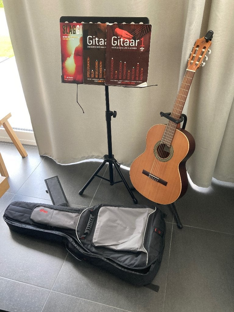 Cuenca klassieke gitaar+standaard, voetbankje, hoes, stemmer, Ophalen, Zo goed als nieuw, Klassieke of Spaanse gitaar, Met koffer
