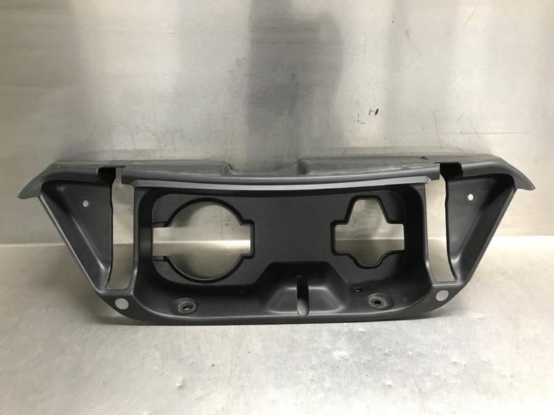CACHE PLAQUE Nissan NV 200 (M20M) (|657304FA0AB1|), Utilisé, Nissan