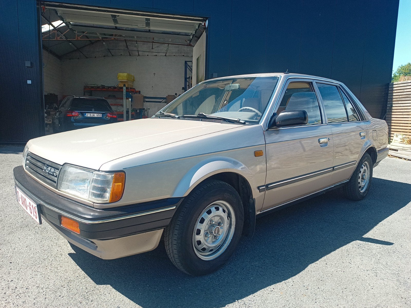 Mazda 323 sedan automaat 1986, Auto's, Beige, 4 cilinders, Beige, Berline