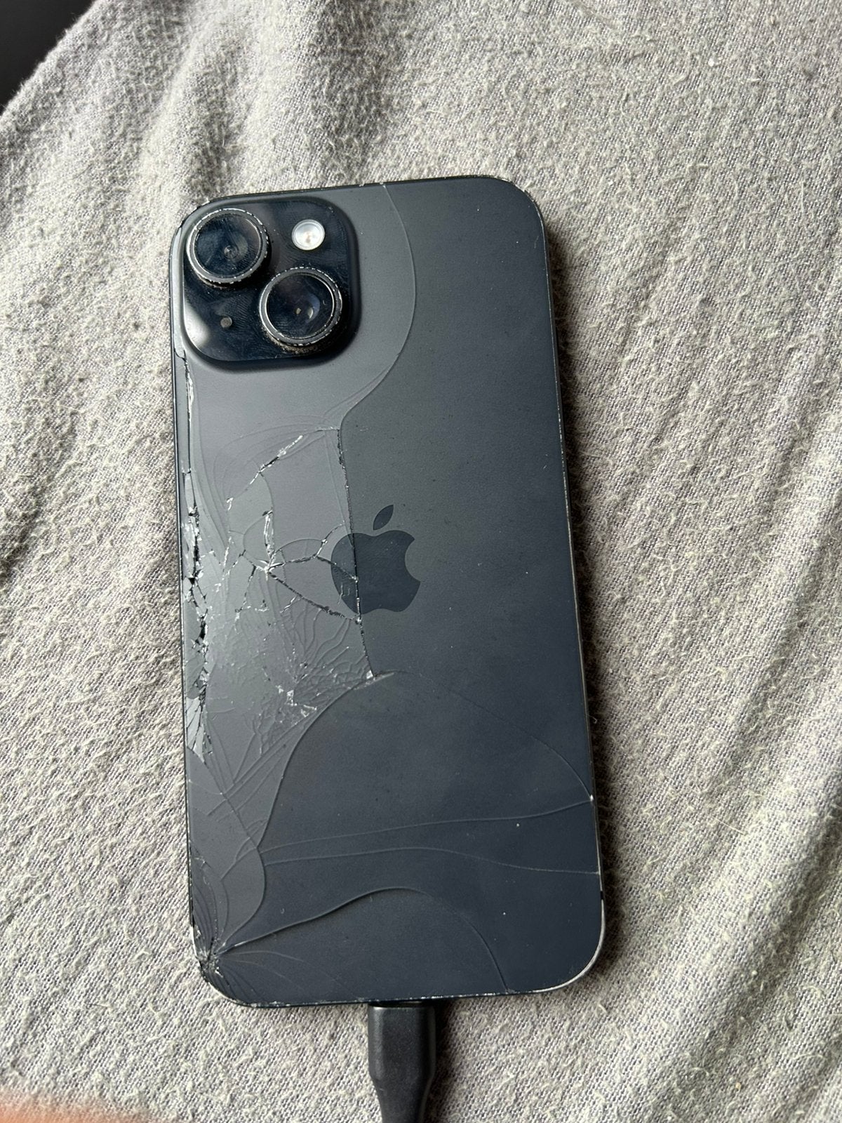Iphone 15 te koop werkt voorkant en achterkant beschadigd, Télécoms, Enlèvement, Utilisé, IPhone 15