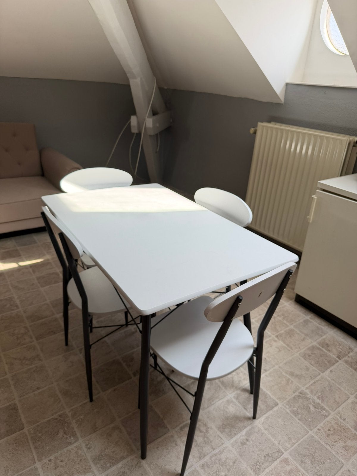 Table à manger blanche + 4 chaises – très bon état, Enlèvement