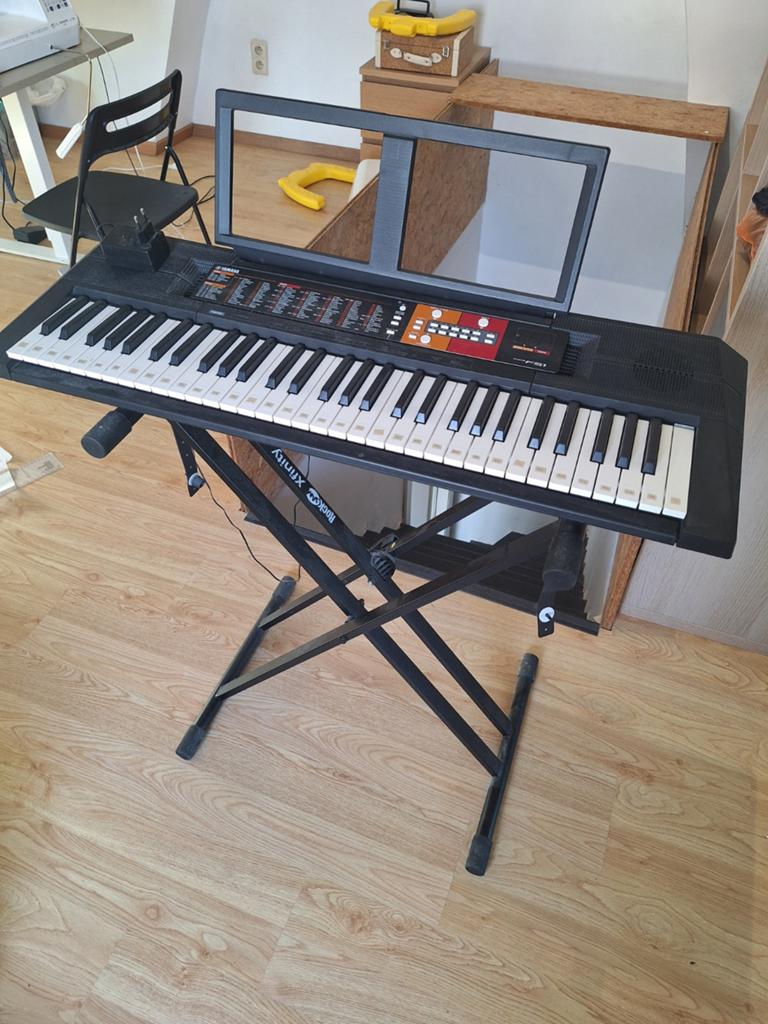 Yamaha PSR F51 digitale piano met standaard., Muziek en Instrumenten, Keyboards, Yamaha