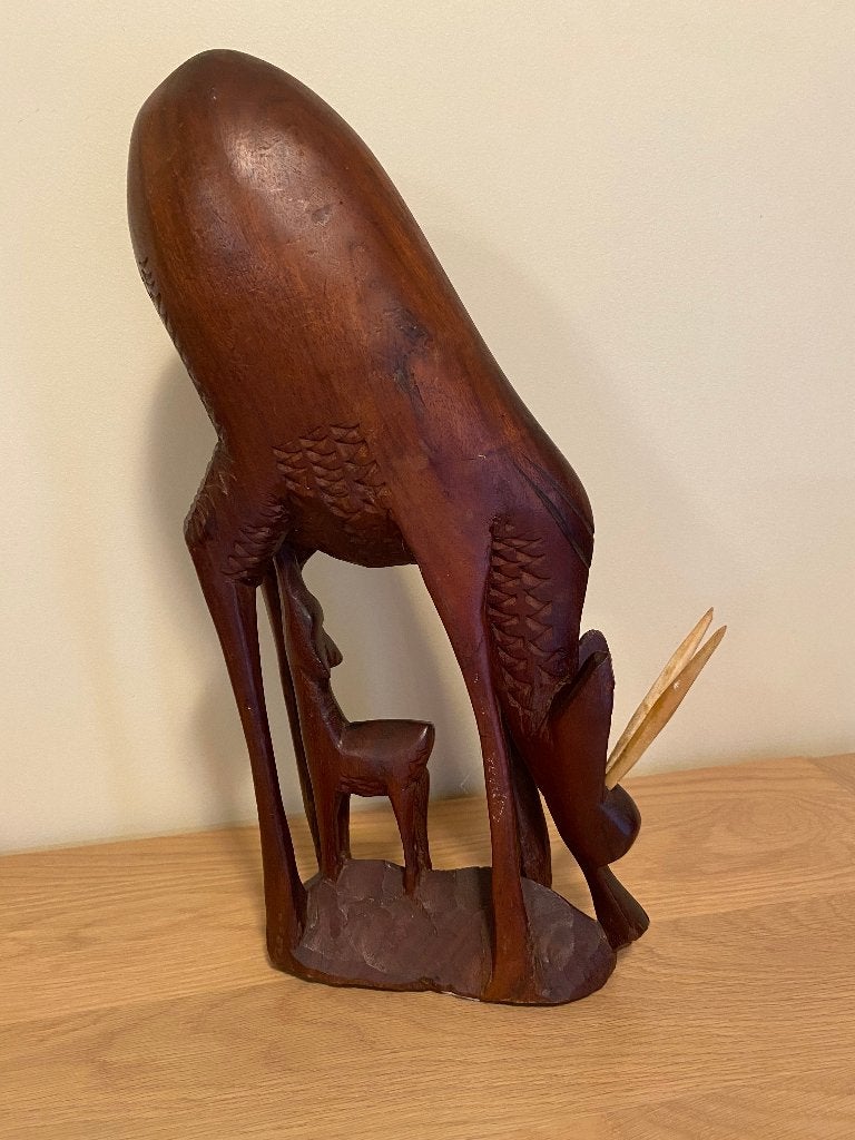 Antilope verzorgt zijn kleine houten sculptuur, Houtsnijwerk, Ophalen of Verzenden, Zoogdier, 20 - 50 cm