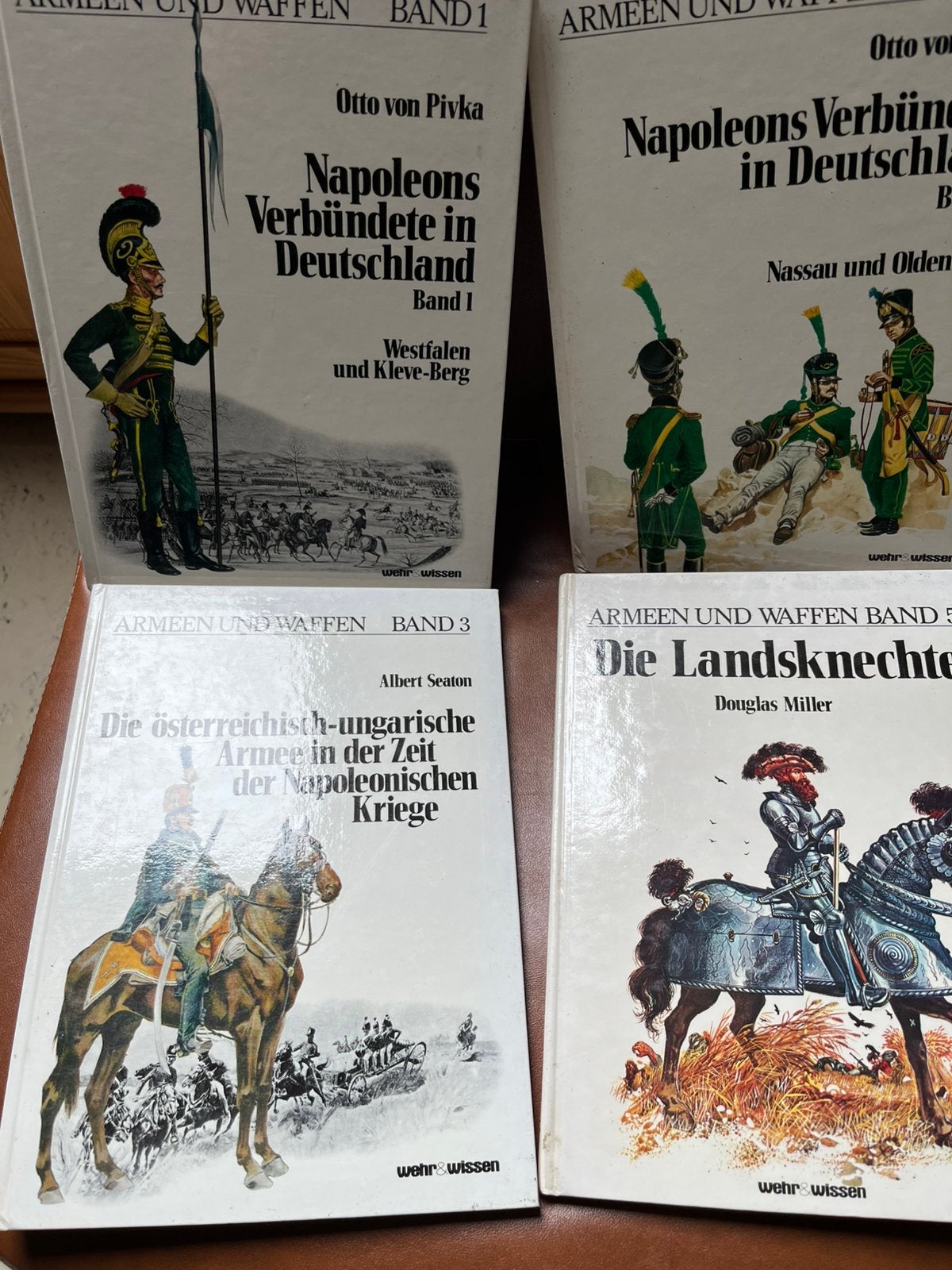 Armeen und Waffen- Band1-2-3-5 HardCover Duits, Ophalen of Verzenden, Gelezen