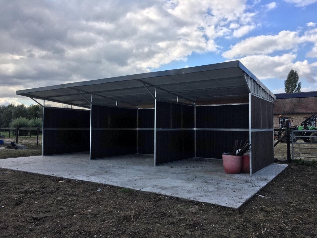 Boxes pour chevaux | écuries | écuries | murs frontaux, Animaux & Accessoires, Élevage, 4 chevaux ou poneys ou plus