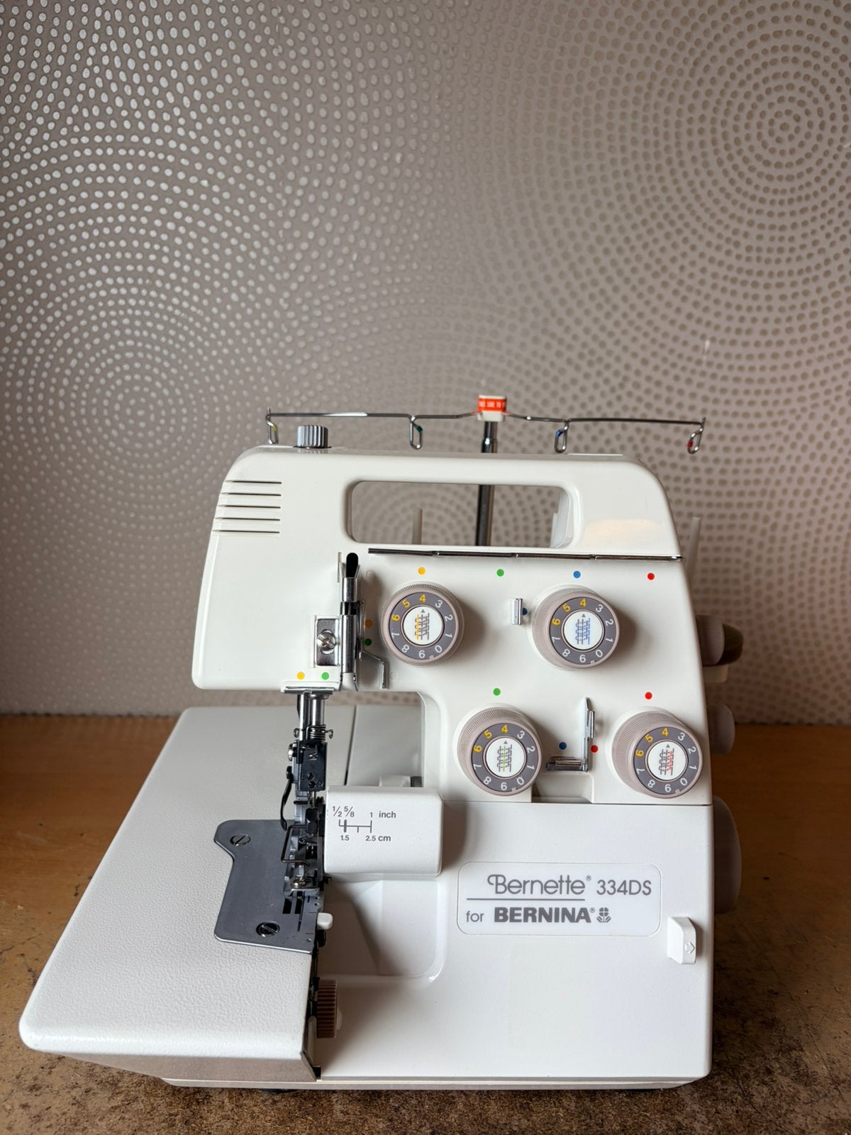 MACHINE À SERRURES BERNINA/BERNETTE 334DS EN BON ÉTAT, Hobby & Loisirs créatifs, Enlèvement ou Envoi, Utilisé, Surjeteuse, Bernina