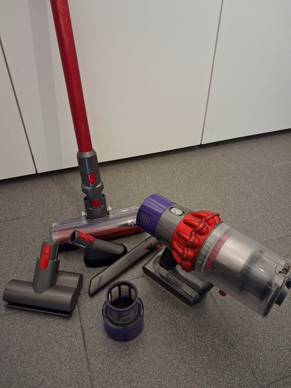 Dyson V10 absolument en état d'usage mais fonctionne parfait, Electroménager, Aspirateurs, Utilisé, Aspirateur balai, Dyson, 2000 watts ou plus