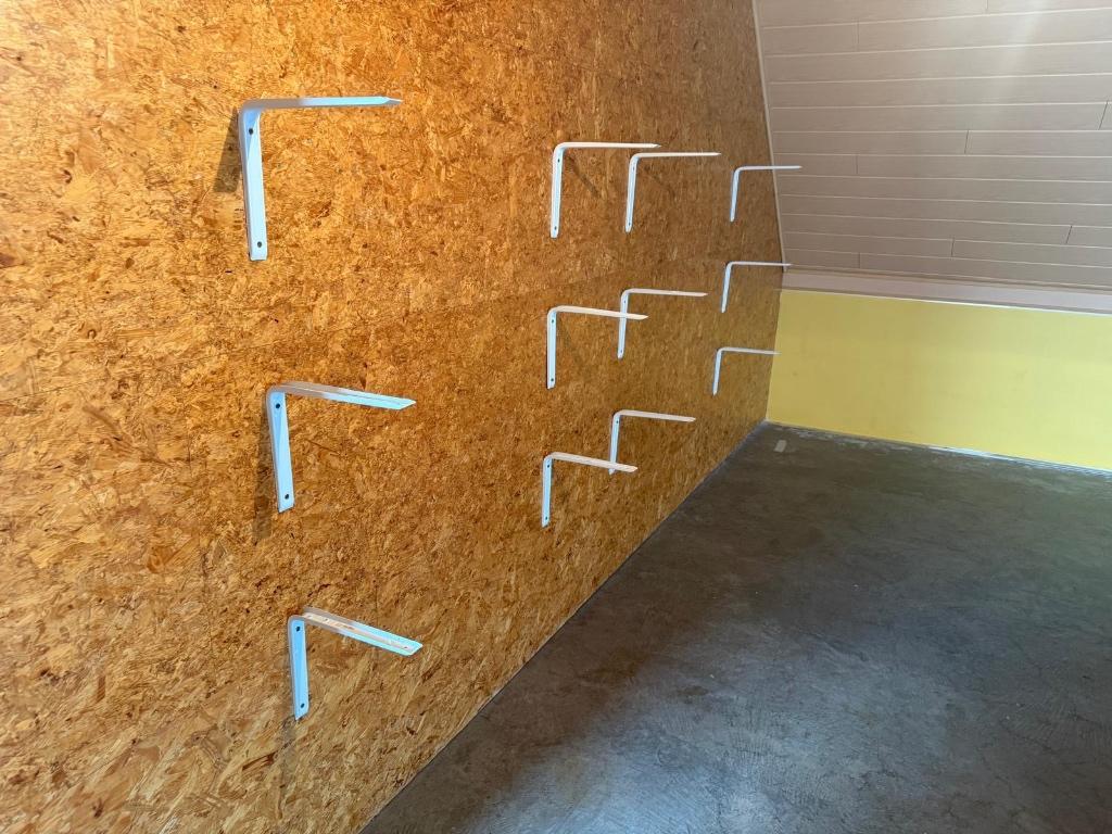 12 crochets robustes pour étagères murales, Enlèvement, Comme neuf