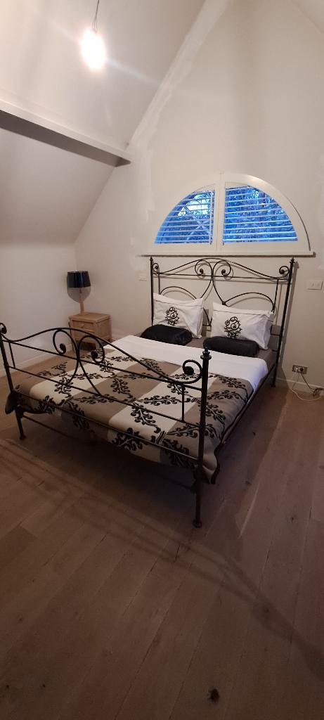 Smeedijzeren bed, Huis en Inrichting, Slaapkamer | Bedden, Ophalen, Zwart, Tweepersoons, Zo goed als nieuw