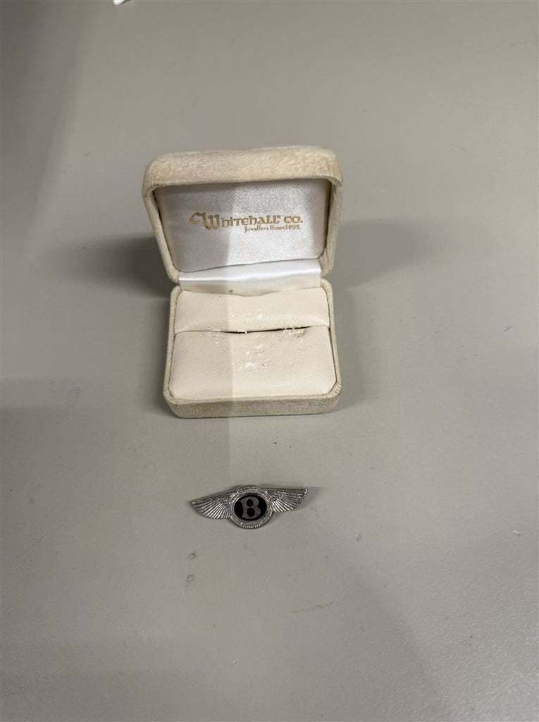 Bentley Zilveren emaille pin badge, Verzamelen, Automerken, Motoren en Formule 1, Ophalen of Verzenden, Zo goed als nieuw