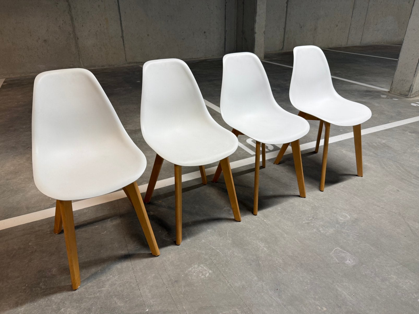 Vier witte stoelen met houten poten, Huis en Inrichting, Ophalen, Gebruikt, Vier