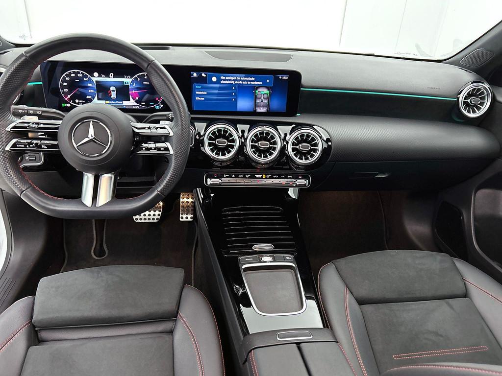 Mercedes-Benz A-klasse 180 Hatchback AMG Line | Panoramisch, Auto's, Stof, Gebruikt, 680 kg, 4 cilinders