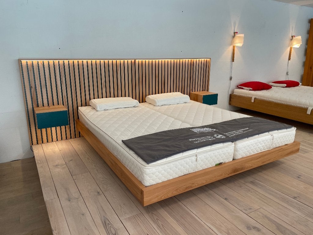 Tweepersoonsbed met hoofdbord in massieve kernbeuk, Huis en Inrichting, Slaapkamer | Bedden, Ophalen, Bruin, Design, 180 cm