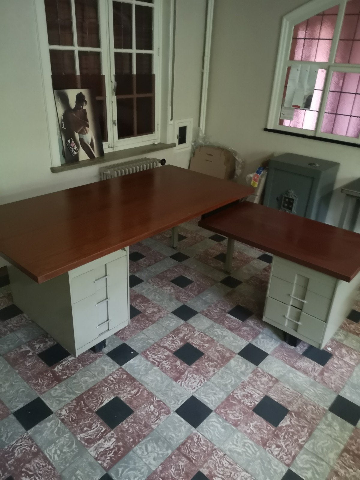 Bureau avec déserte Mewaf, Enlèvement