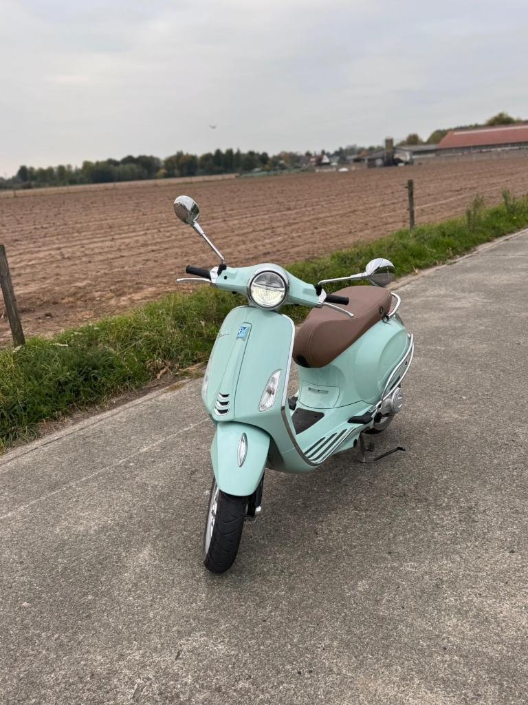 Vespa Primavera 50cc -2023-Verde Relax-Lage Km, Fietsen en Brommers, Scooters | Vespa, Ophalen, Overige modellen, Benzine, 50 cc