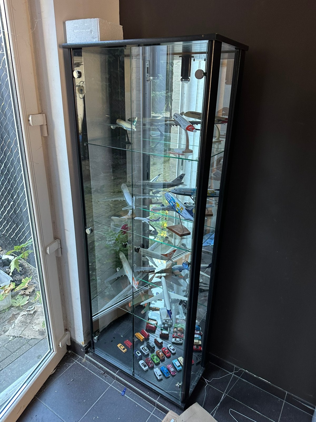 Vitrine haute en verre 180 cm, cadre noir, très bon état, 25 à 50 cm, Avec porte(s), Comme neuf, Verre