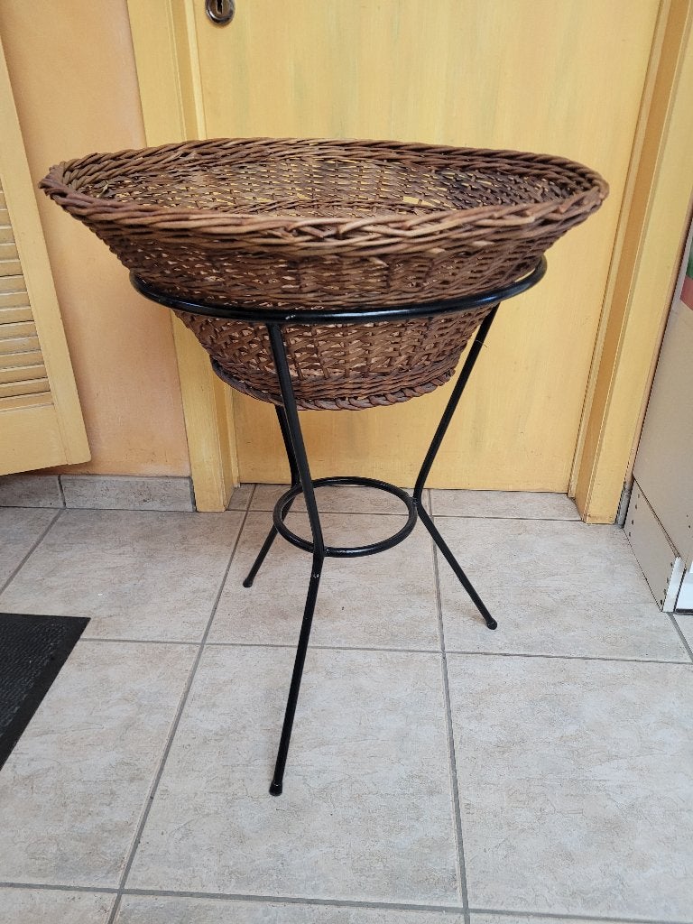Vintage rotan mand op een metalen standaard, Huis en Inrichting, Ophalen, Gebruikt, Rond, Mand