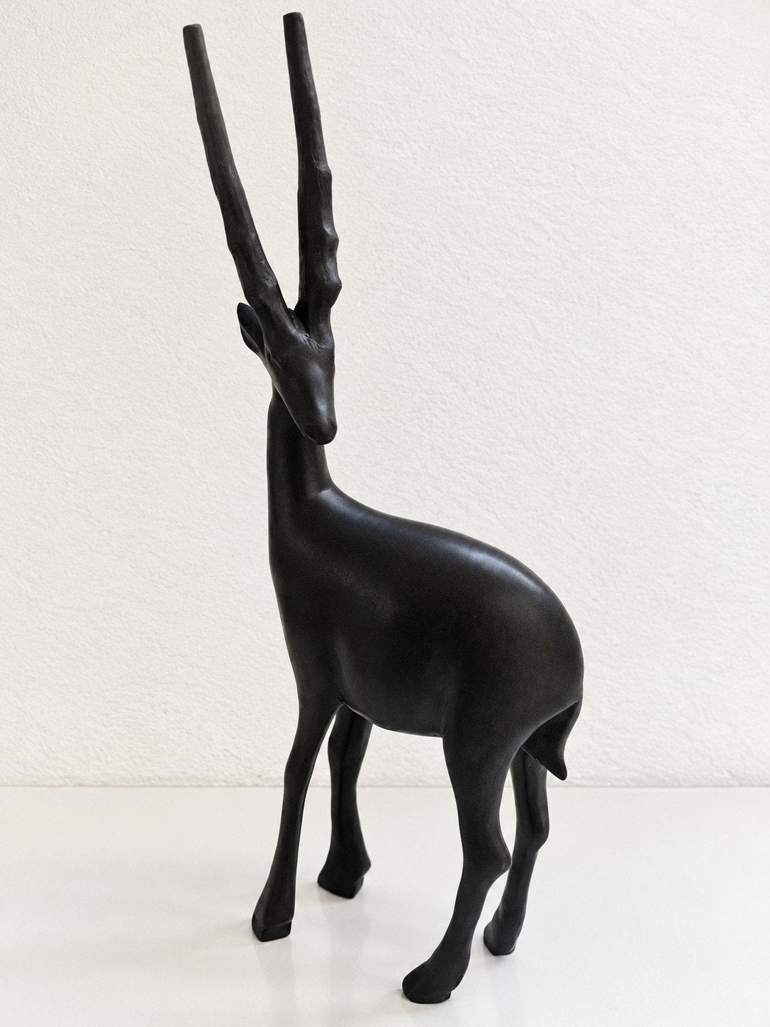 Groot handgesneden houten antilope / gazelle beeld –, Antiek en Kunst, Ophalen of Verzenden, Zwart, Beeld, Hout