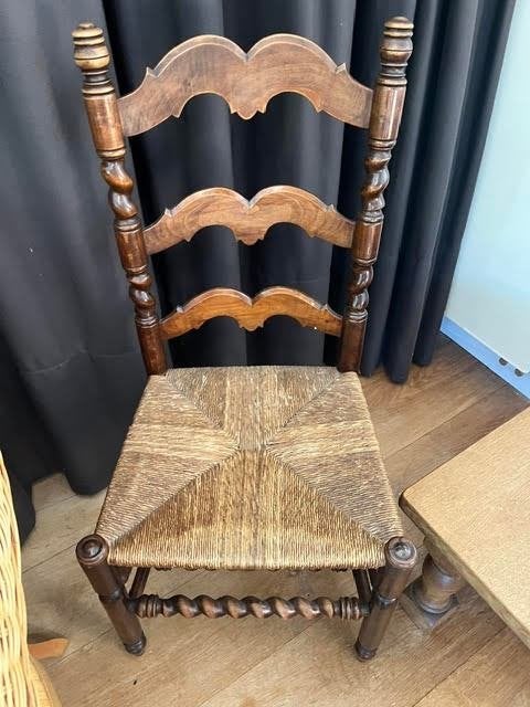 ambachtelijke, rieten stoelen zeer sterk/ 15 euro stuk, Ophalen