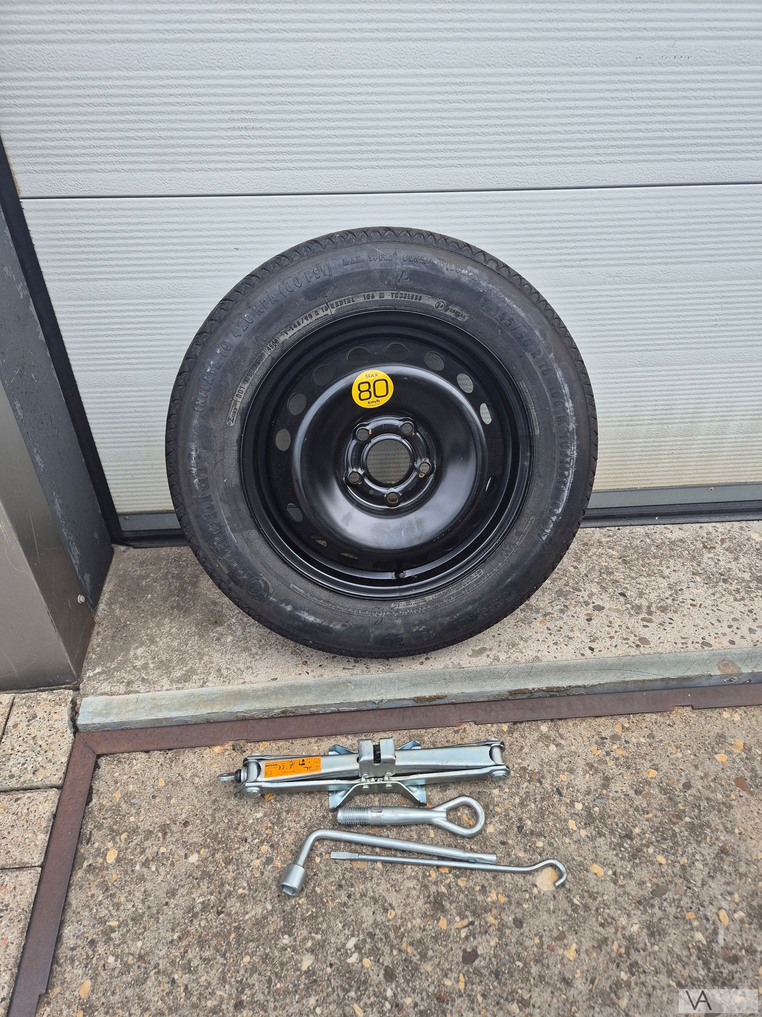Thuiskomer van Nissan Qashqai Juke met krikset compleet €150, Gebruikt, -, -, Banden en Velgen
