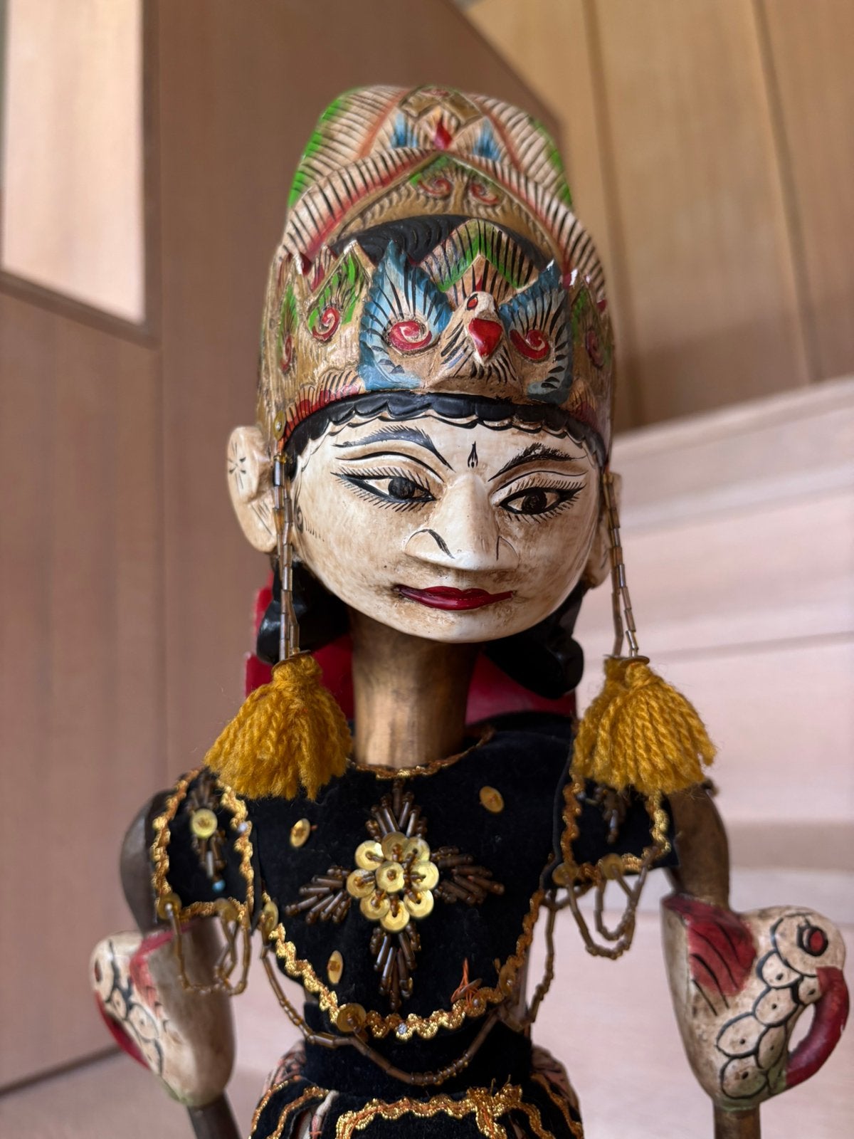 Indonesische Wayang Golek stokpop op steun, Houtsnijwerk, Ophalen of Verzenden, Hout, Klassiek