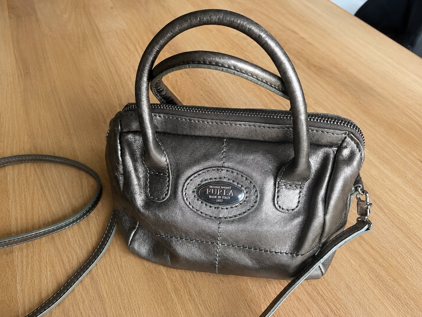 Mini sac à main Furla en cuir véritable – Bronze métallisé, Handtassen en Accessoires, Tassen | Damestassen, Ophalen, Zo goed als nieuw
