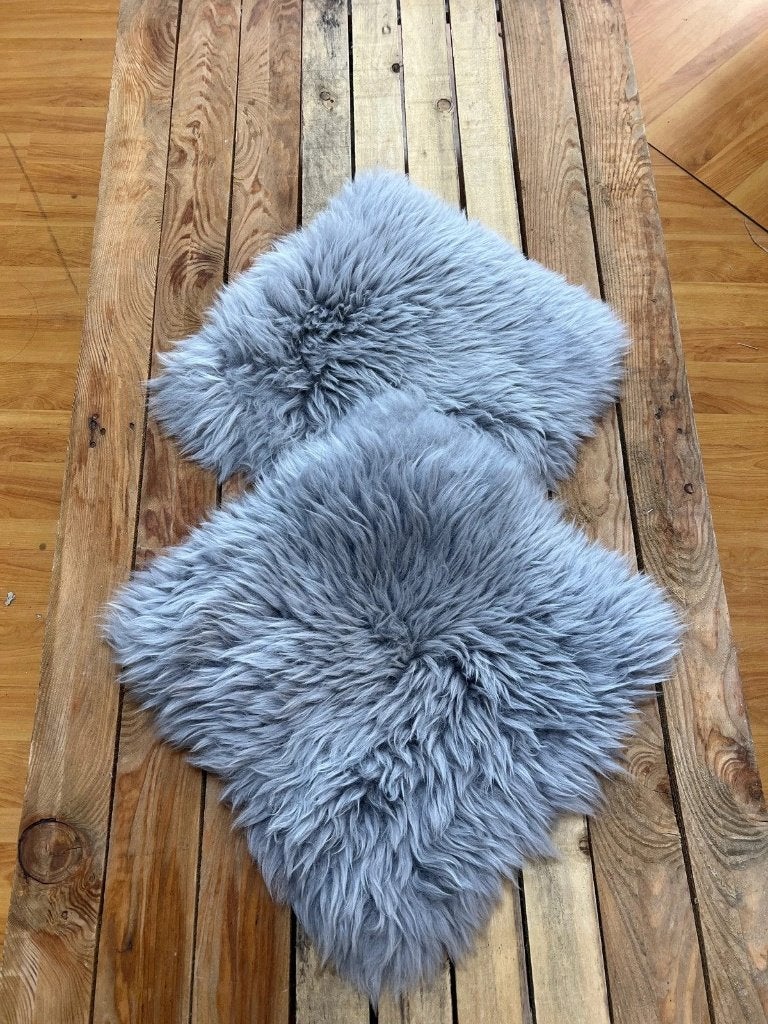 2 stuks  echte schapenvachtjes grijs 35/35 cm, Ophalen of Verzenden, Zo goed als nieuw, Grijs