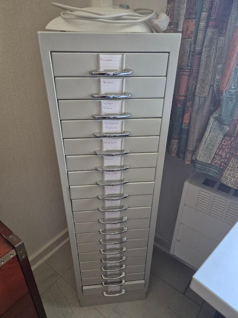 Witte metalen archiefkast - 18 laden, Huis en Inrichting, Kasten | Roldeurkasten en Archiefkasten, Ophalen, Minder dan 50 cm, Gebruikt