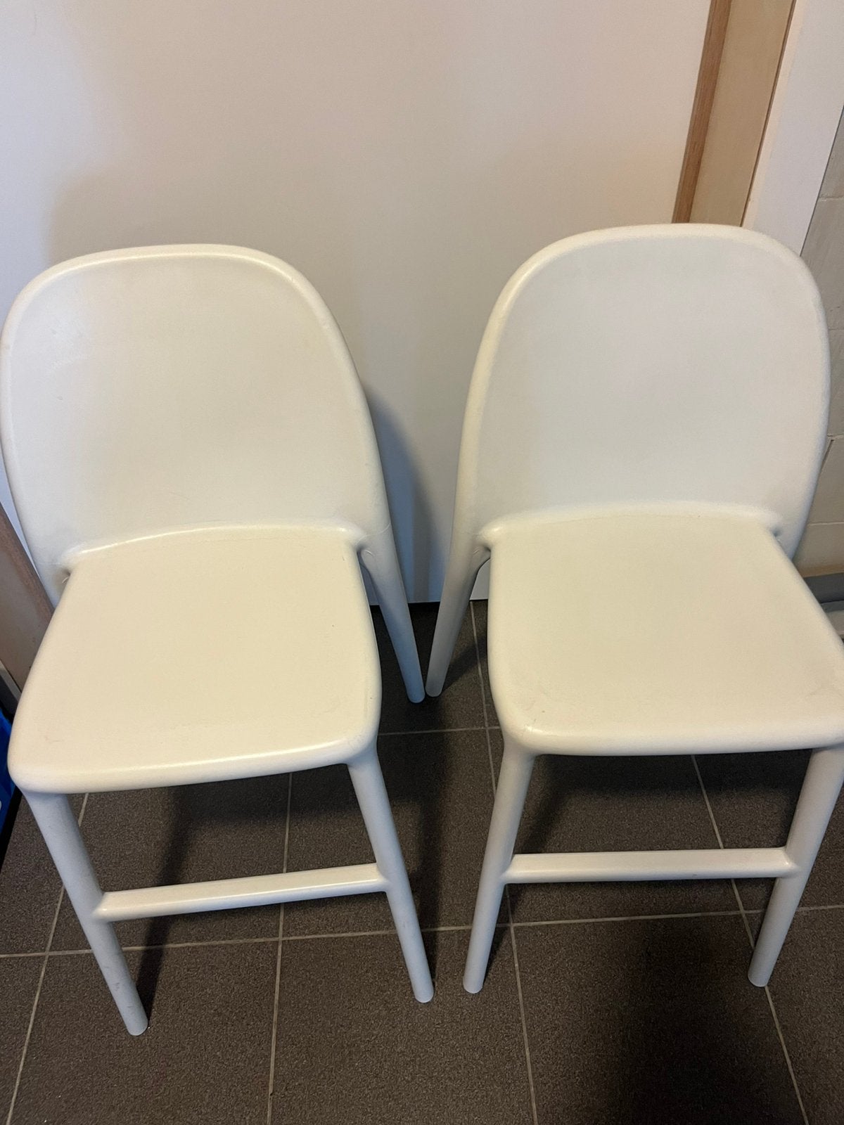 2 ikea stoelen wit, 2 krukken, Ophalen, Gebruikt